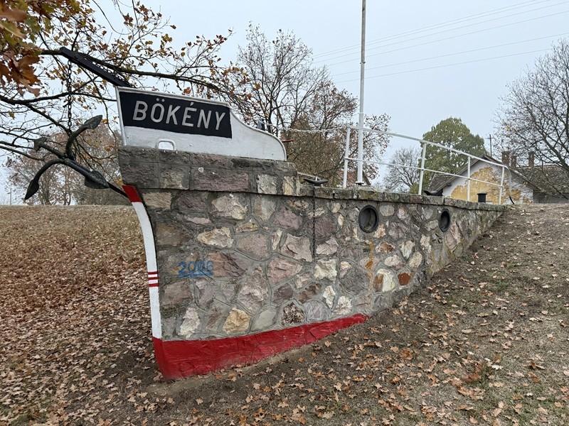 Hajó kőből A gátőrház közelében áll, ez az egyetlen "hajó" közel és távol itt a régi duzzasztónál. Bökényi duzzasztómű és hajózsilip - Szentes